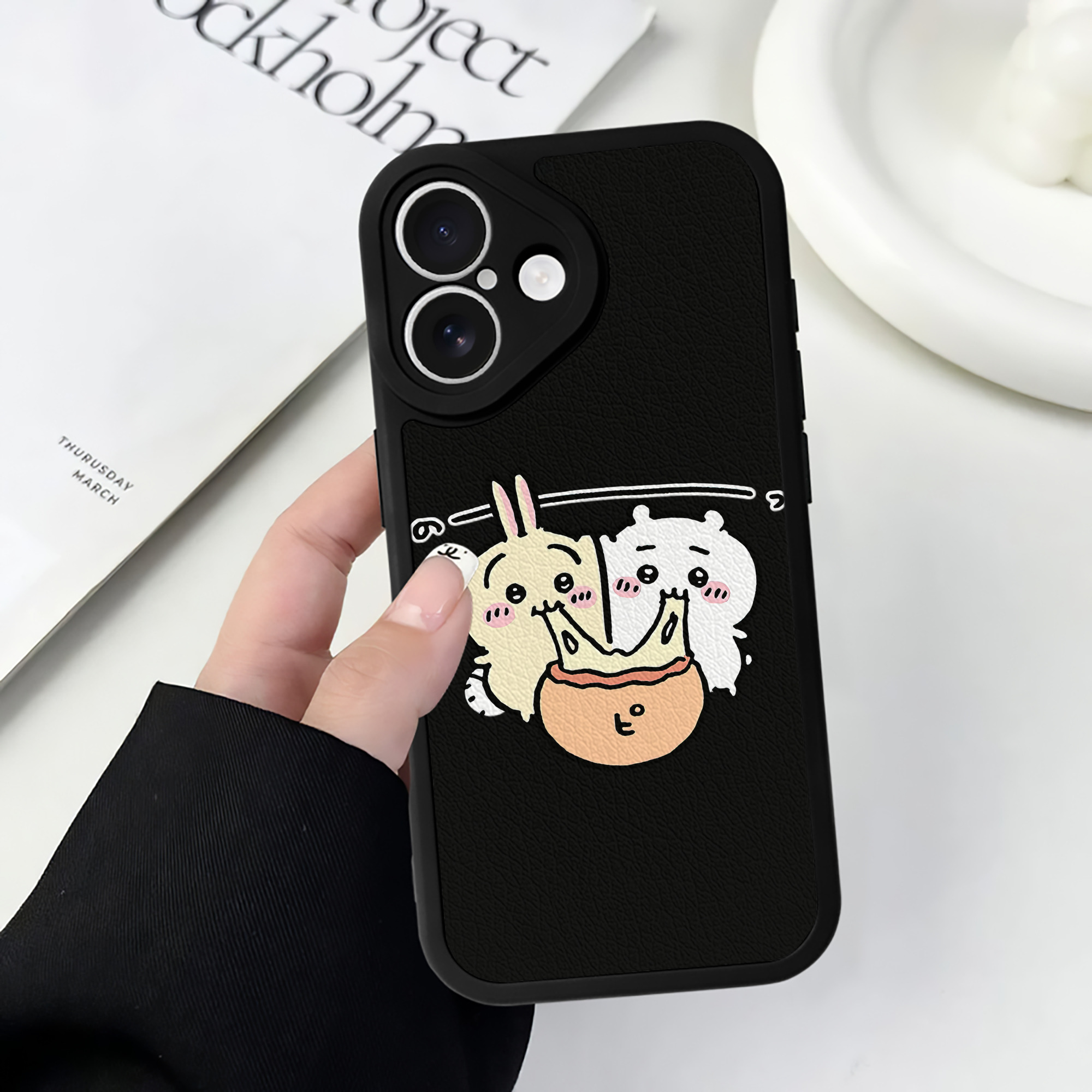 （画像用） ちいかわ うさぎ Chii-kawa usagi 【iPhone 16シリーズ対応】シリコンスマホケース（レザー調） 材質：シリコン